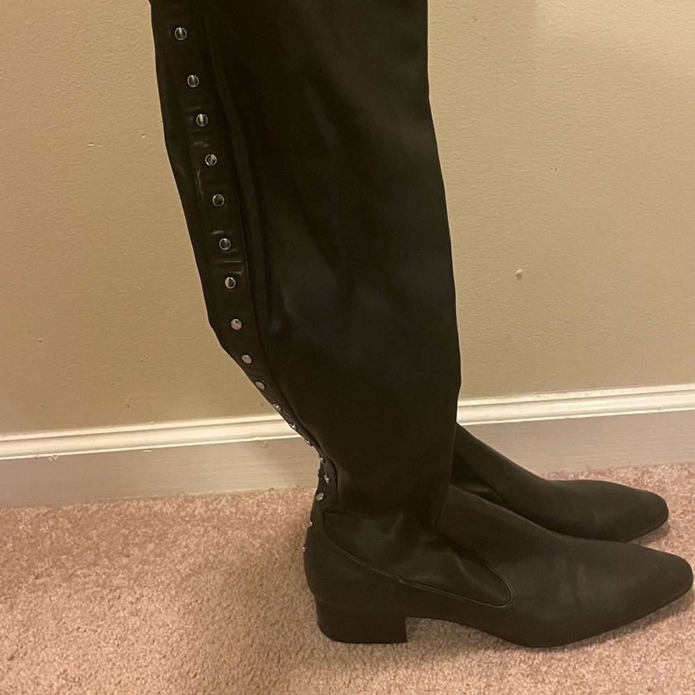 Zara over the knee boot that is flat and still stylish. Narrow size 11.
